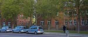 Hinten die Kaserne, davor Autos der Berliner Polizei - die Wache befindet sich auf der anderen Straßenseite.