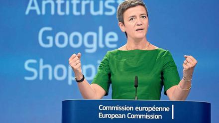 Muskelspiele. EU-Wettbewerbskommissarin Margrethe Vestager bei ihrem Auftritt am Dienstag in Brüssel. Foto: Virginia Mayo/AP/dpa