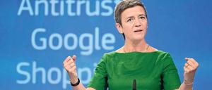 Muskelspiele. EU-Wettbewerbskommissarin Margrethe Vestager bei ihrem Auftritt am Dienstag in Brüssel. Foto: Virginia Mayo/AP/dpa