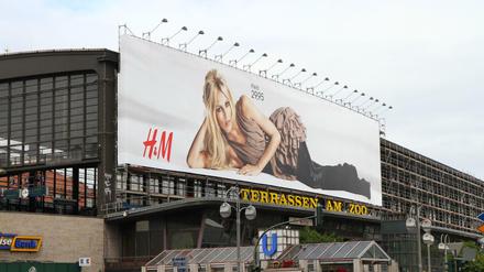 Werbeplakat am Baugerüst vom Bahnhof Zoo am Hardenbergplatz in Berlin-Charlottenburg.