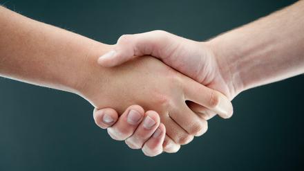 Handschlag. Verschiedene Bundesverbände und Interessenvertretungen der Kunst- und Kulturschaffenden in Deutschland schließen sich für die „Allianz der Freien Künste“ zusammen.