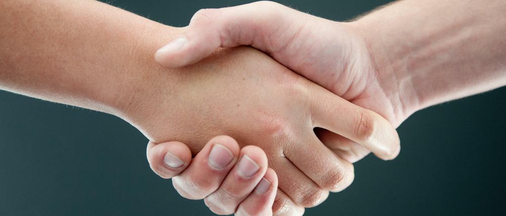 Handschlag. Verschiedene Bundesverbände und Interessenvertretungen der Kunst- und Kulturschaffenden in Deutschland schließen sich für die „Allianz der Freien Künste“ zusammen.