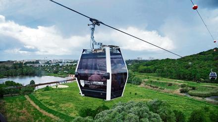Die Seilbahn, längst Wahrzeichen der IGA, vor dem Umweltbildungszentrum am Wuhleteich.