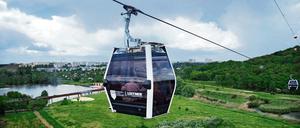 Die Seilbahn, längst Wahrzeichen der IGA, vor dem Umweltbildungszentrum am Wuhleteich.