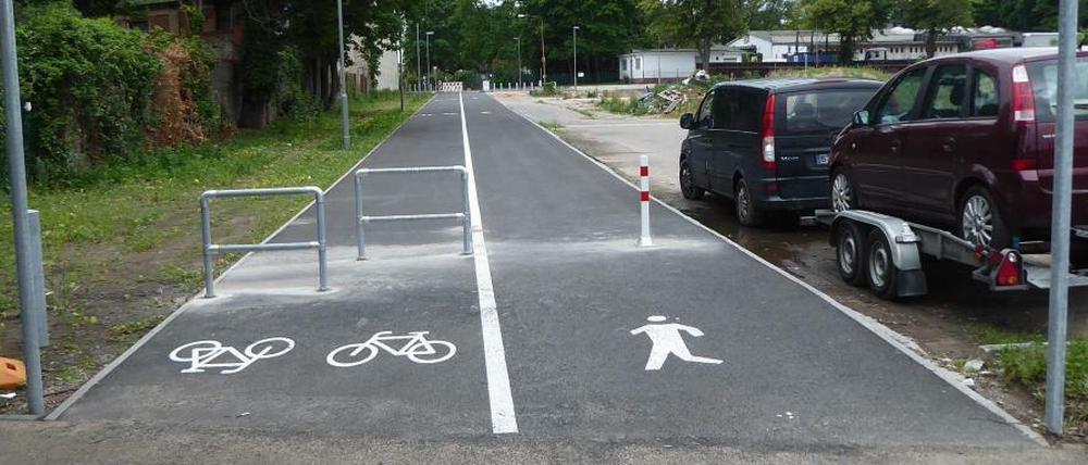 Berlin-Spandau. Links ein Gitter auf dem Radweg, daneben - getrennt durch eine Linie - fast freie Fahrt.