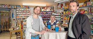 My Kiosk, my castle. Lucas Gregorowic als Heimkehrer Stefan (r.) mit Elfriede Fey und Nicholas Bodeux. 