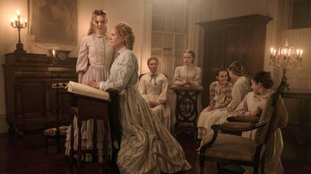 Im Mädchenpensionat. Virgina anno 1864 versammeln sich Martha Farnsworth (Nicole Kidman) und ihre Schülerinnen zum Abendgebet.
