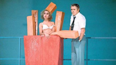 Pommes mit Mayo. Kathrin Angerer und Henry Hübchen in der Castorf-Inszenierung „Die Weber“ von 1997. 