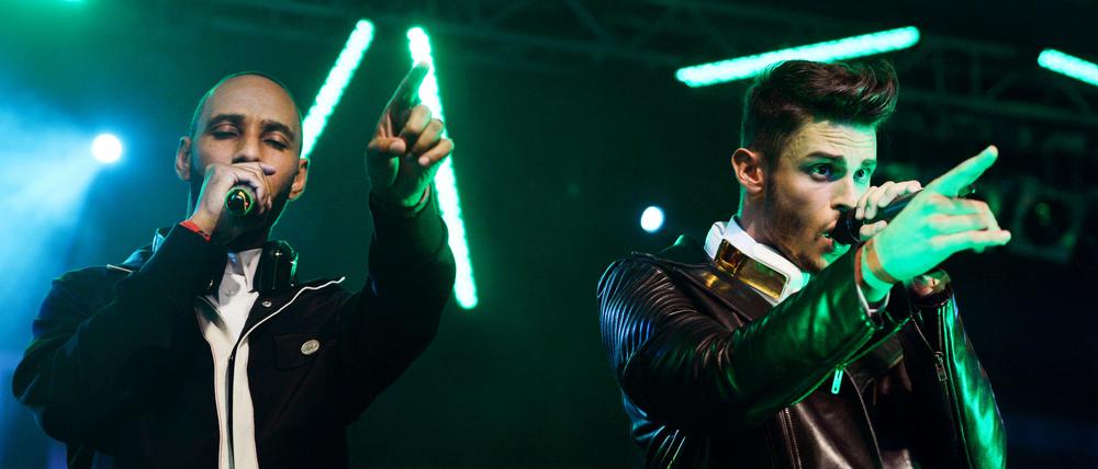 Musikproduzent Swizz Beatz (l) und das französische Model Baptiste Giabiconi 2013 in Berlin