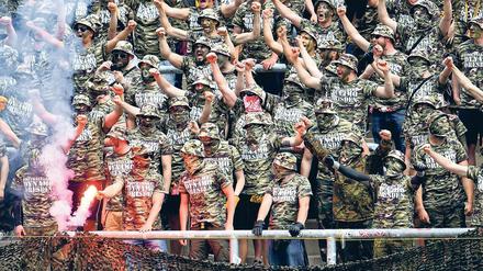 Mit Hang zum Militärischen: Die Fans von Dynamo Dresden beim Auswärtsspiel in Karlsruhe.