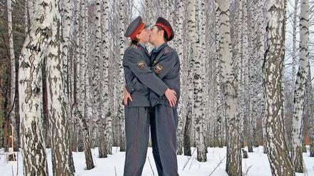 Lippenbekenntnisse. Polizisten im verschneiten Birkenwald, eine Fotoarbeit der sibirischen Künstlergruppe Blue Noses (2005). 