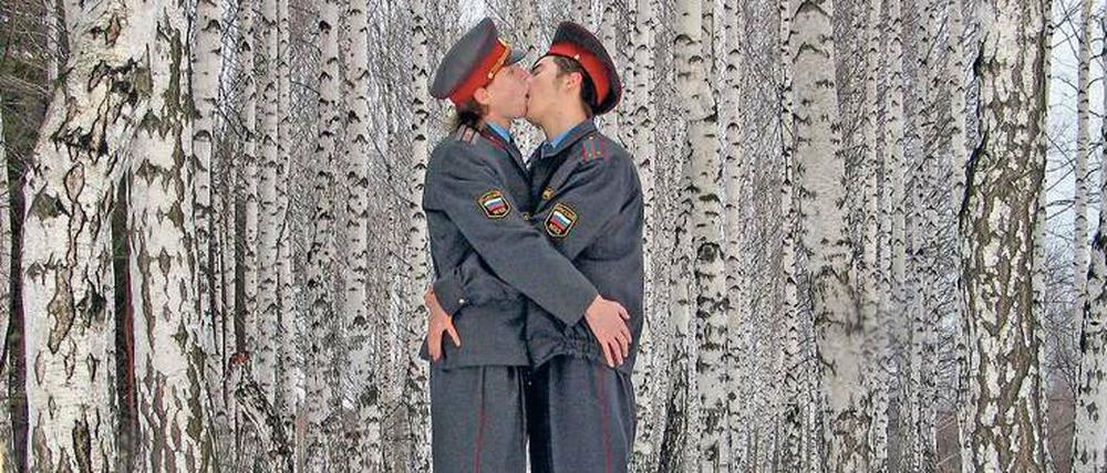 Lippenbekenntnisse. Polizisten im verschneiten Birkenwald, eine Fotoarbeit der sibirischen Künstlergruppe Blue Noses (2005). 