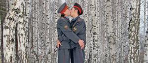Lippenbekenntnisse. Polizisten im verschneiten Birkenwald, eine Fotoarbeit der sibirischen Künstlergruppe Blue Noses (2005). 