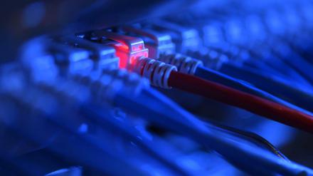 Was drinsteckt: Algorithmen entscheiden darüber, ob man einen Kredit bekommt, die Kaffeemaschine kann zum Einfallstor für Cyberattacken werden. 