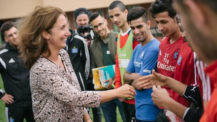 Staatsministerin Aydan Özoguz beim "Willkommen im Fußball"-Cup in Hamburg.