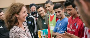 Staatsministerin Aydan Özoguz beim "Willkommen im Fußball"-Cup in Hamburg.
