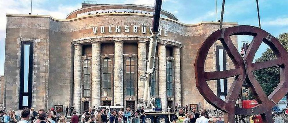 Hier stehe ich ... Das „Räuberrad“ vor der Volksbühne am Rosa-Luxemburg-Platz widerstand dem ersten Versuch, es zu entfernen.