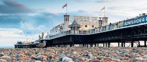 Sonnendeck. Auf dem Palace Pier ist ganzjährig was los – mit Achterbahn, Dosenwerfen, Spielautomaten und Donuts.