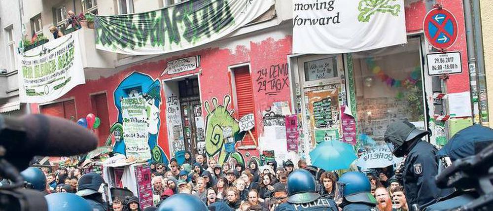 Polizei bei der Räumung der "Friedel 54" in Berlin-Neukölln