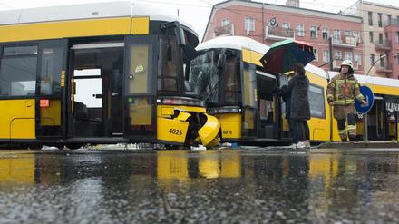 Die beiden verunfallten Straßenbahnen an der Prenzlauer Allee, Ecke Danziger Straße.