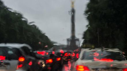 Stillstand. Rund um den Großen Stern in Berlin erzeugte heftiger Dauerregen lange Staus. 