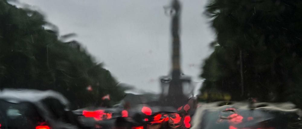 Stillstand. Rund um den Großen Stern in Berlin erzeugte heftiger Dauerregen lange Staus.