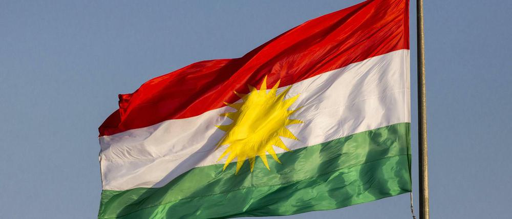 Flagge der kurdischen Regionalregierung in Erbil, Nordirak.