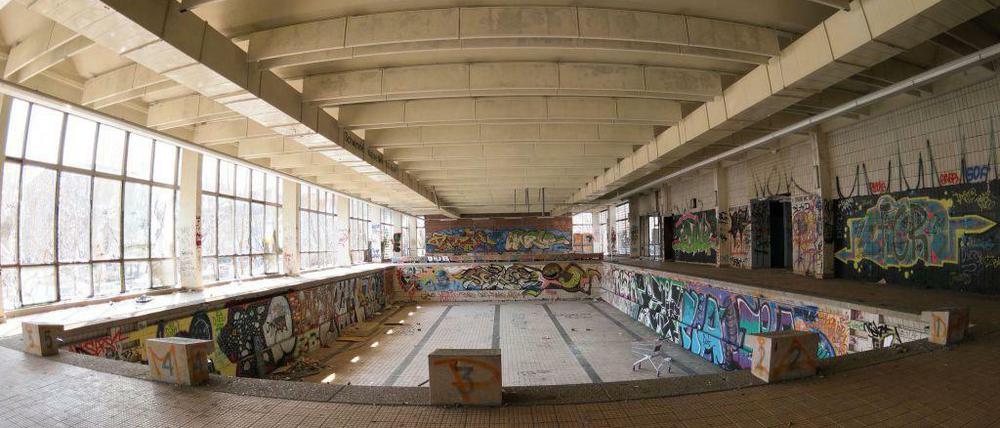 Die verfallene Schwimmhalle an der Wolfshagener Straße in Pankow.
