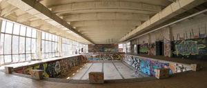 Die verfallene Schwimmhalle an der Wolfshagener Straße in Pankow.