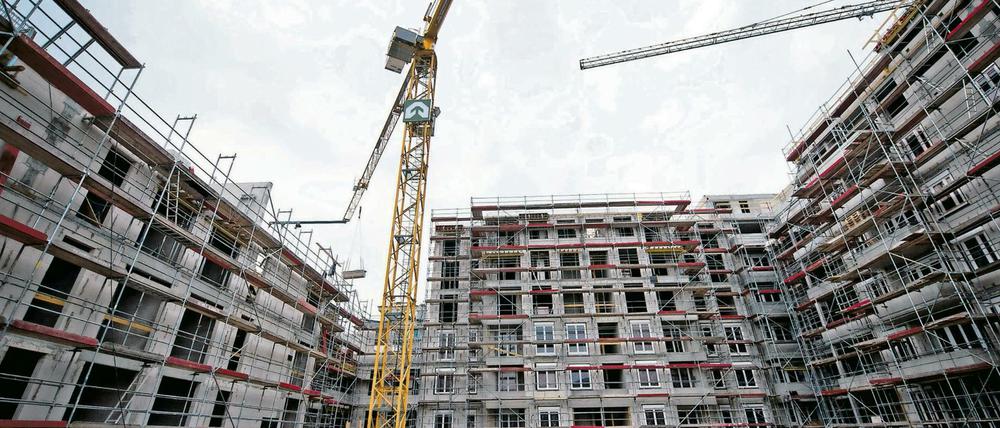 Ein Neubaukomplex für Mehrfamilienhäuser entsteht in Berlin.