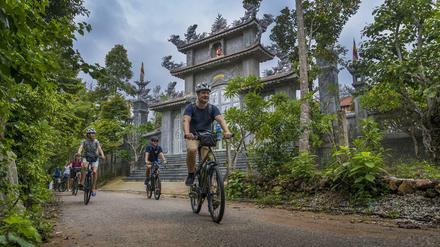 Braucht man für eine Reise durch Vietnam ein E-Bike? Der Autor passiert am ersten Tag eine Pagode bei Hue.