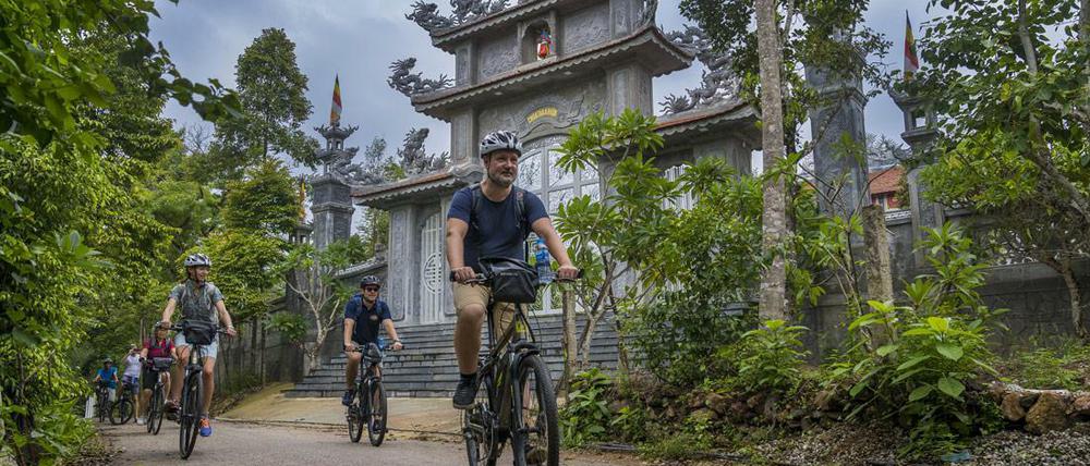 Braucht man für eine Reise durch Vietnam ein E-Bike? Der Autor passiert am ersten Tag eine Pagode bei Hue.