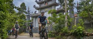 Braucht man für eine Reise durch Vietnam ein E-Bike? Der Autor passiert am ersten Tag eine Pagode bei Hue.