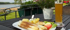 Spargel mit Seeblick. Das Restaurant "Zur Reuse" serviert regionale Erzeugnisse. Es liegt am Ziel der Tour.