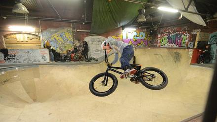 Ein BMX-Fahrer in der Skaterhalle auf dem RAW Gelände.