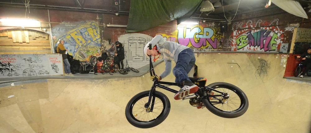 Ein BMX-Fahrer in der Skaterhalle auf dem RAW Gelände.