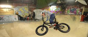 Ein BMX-Fahrer in der Skaterhalle auf dem RAW Gelände.