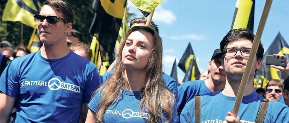 In Bewegung. Durch die Hauptstadt wollten Identitäre aus ganz Deutschland marschieren, doch sie wurden nach 600 Metern mit Sitzblockaden gestoppt.