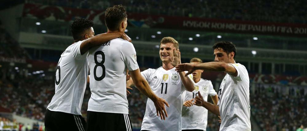 Lass Dich feiern: Timo Werner (Nr. 11) jubelt mit Torschütze Leon Goretzka.