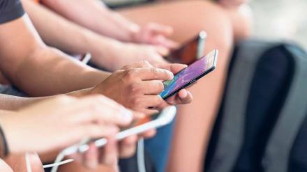 Fehlende Ruhe. Der ständige Blick auf Whatsapp und Facebook verhindert, dass die Nutzer sich einmal am Tag innerlich entspannen. 
