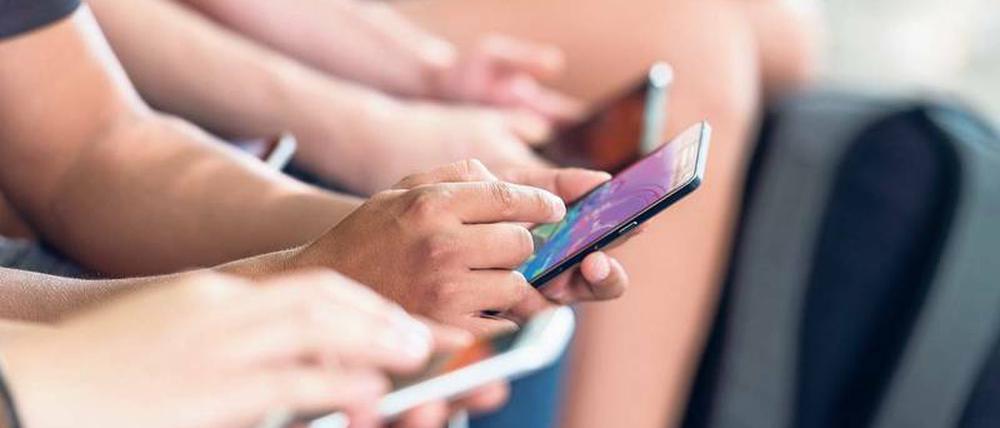 Fehlende Ruhe. Der ständige Blick auf Whatsapp und Facebook verhindert, dass die Nutzer sich einmal am Tag innerlich entspannen. 