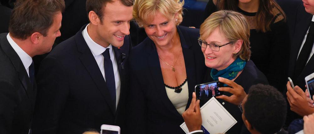 Posen und posieren. Nach der Trauerfeier für Helmut Kohl wird der französische Präsident Emmanuel Macron (Zweiter von links) zum Objekt der Foto- und Selfie-Begierde. 
