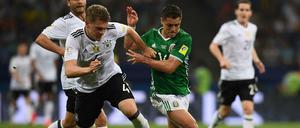 Zweikampf zwischen dem mexikanischen Stürmer Javier Hernandez und Verteidiger Matthias Ginter. 