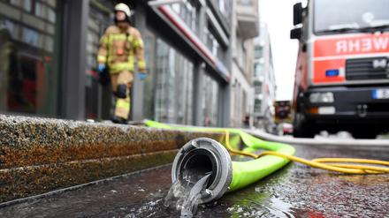 Im Einsatz. Feuerwehrleute pumpen am Freitag zahlreiche Keller in Berlin leer.
