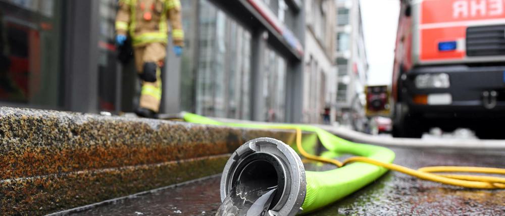 Im Einsatz. Feuerwehrleute pumpen am Freitag zahlreiche Keller in Berlin leer.