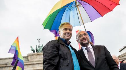 SPD-Kanzlerkandidat Martin Schulz (r) und Klaus Wowereit vor dem Brandenburger Tor.