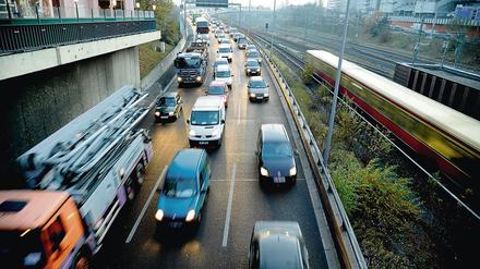 Der Verkehr flileßt oft nur zäh durch die Berliner City - West. 