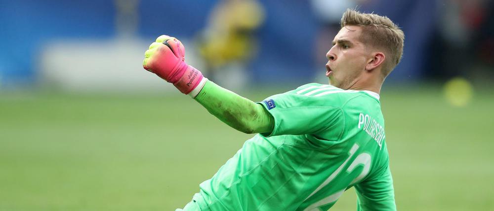 Torwart Julian Pollersbeck feiert den Erfolg gegen England.