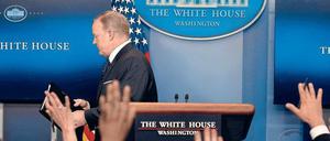 Er ist dann mal weg. Trump-Sprecher Sean Spicer lässt Fragen von Journalisten bei Briefings im Weißen Haus gerne unbeantwortet.