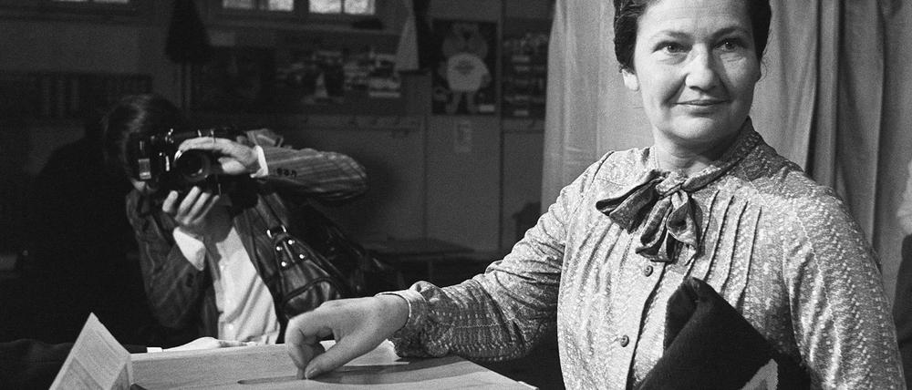 Simone Veil bei ihrer Stimmabgabe zu den Europawahlen im Juni 1979 in Paris
